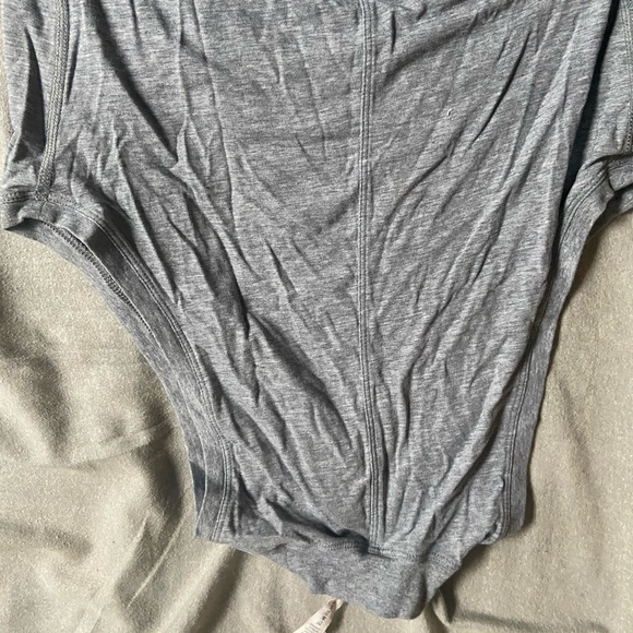 GRAY LULU CROP TOP HIGH NECK SIZ SIX - Picture 2 of 2